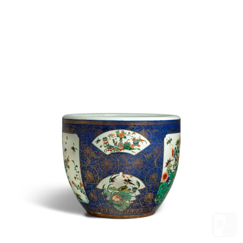 十九世紀 描金灑藍地五彩開光花鳥博古圖大缸 帶木座 | A GILT-DECORATED BLUE-GROUND FAMILLE-VERTE JARDINERE - 图7